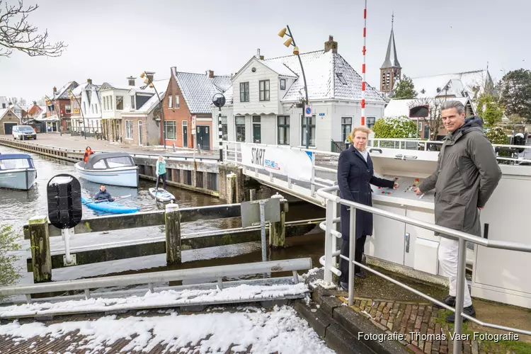 Gedeputeerde Avine Fokkens opent de brug naar duurzaam vaarseizoen