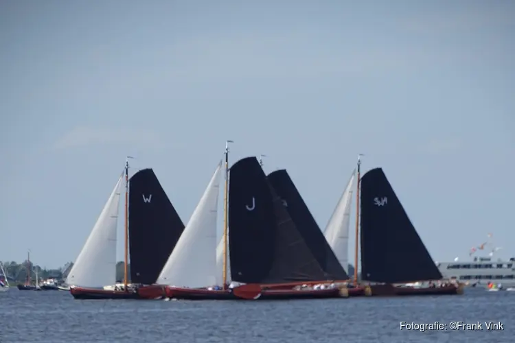 Skûtsje van Grou wint op Heegermeer bij Woudsend