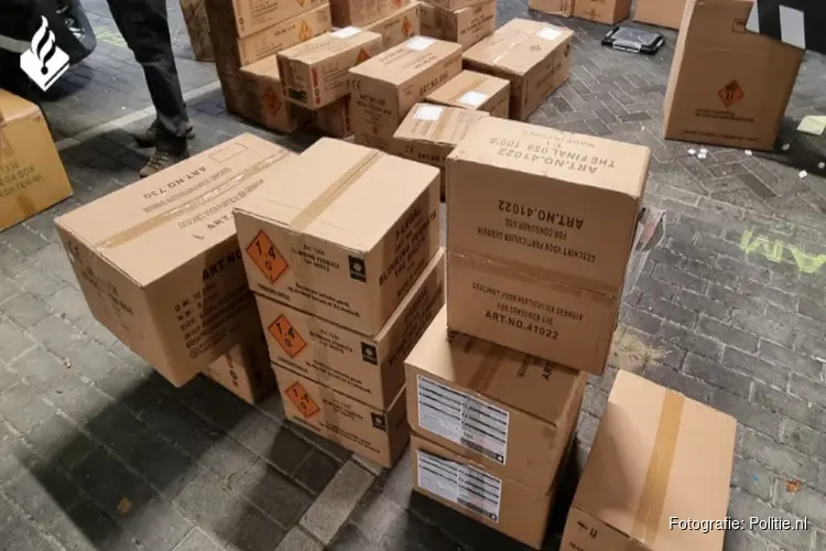 Ruim 500 kilo vuurwerk aangetroffen in garageboxen onder flatgebouw